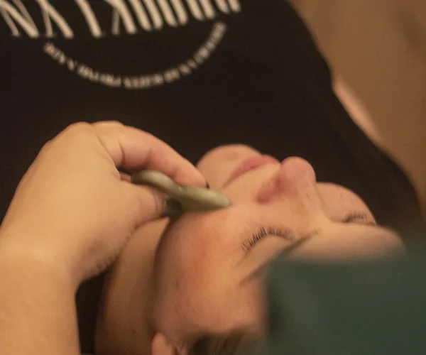 Gua sha masáž obličeje a dekoltu
